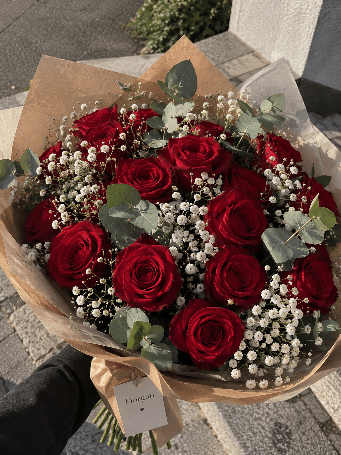 Bouquet de Roses Rouges, Gypsophile & Feuillage - Livraison de fleurs à Lausanne - Florgan