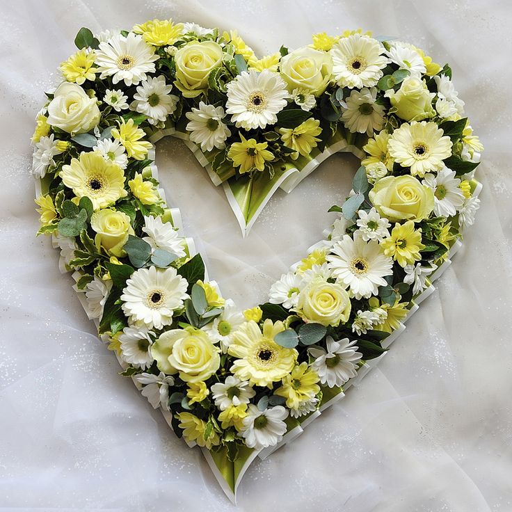 Cœur de fleurs blanches et jaunes – Hommage lumineux - Livraison de fleurs à Lausanne - Florgan