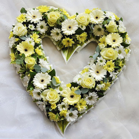Cœur de fleurs blanches et jaunes – Hommage lumineux - Livraison de fleurs à Lausanne - Florgan