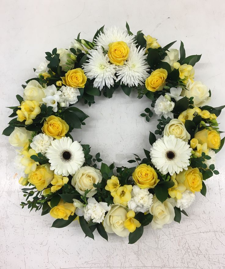 Couronne de fleurs blanches et jaunes - Livraison de fleurs à Lausanne - Florgan